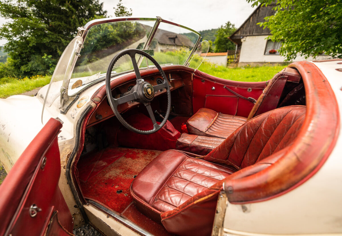 1954_Jaguar_XK120_021